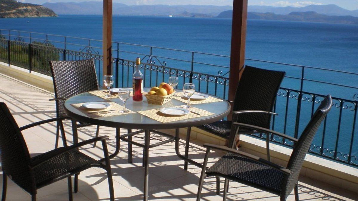 Kefalari Apartment | Sunrise 2 Apartment - Beautifully Located Air Conditioned Apartment Above Beach