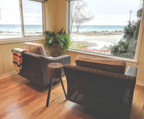 Meaford Apartment | Sunrise and Bayview with SNOW SHOES, WATERCRAFTS , BIKES