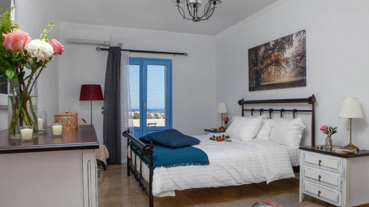 Perivolos Apartment | Sunrise Apartment Santorini