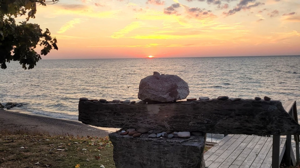 Romney Cottage | SUNRISE BAY has a panoramic view of Lake Erie with a private beach.