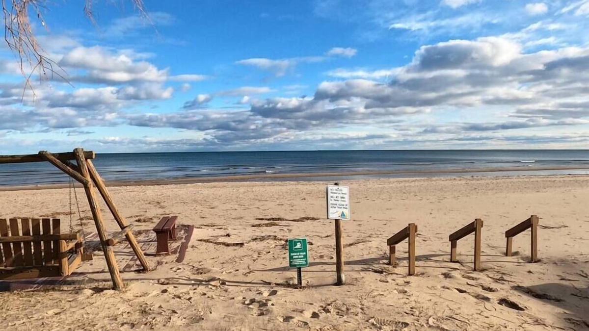 Oscoda House | Sunrise Beach - Lake Huron - 3 Bed 2 Bath Condo Sleeps 8
