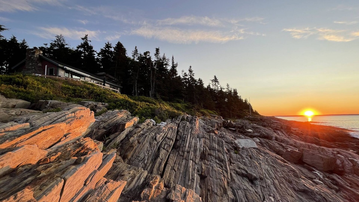 Bailey Island Cottage | Sunrise Cottage. Relaxing waterfront deck on the rocky shore of Bailey Island.