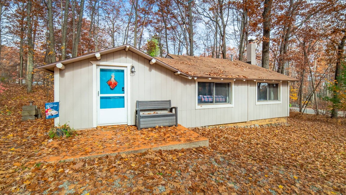 Higgins Lake Cabin | Sunrise Cove is a cozy cabin located within sight of Higgins lake & state land