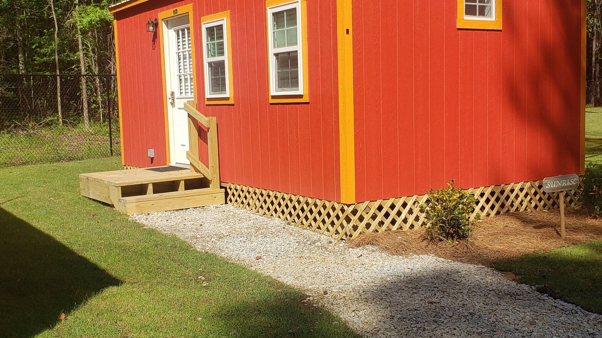 Auburn Cabin | Sunrise Cozy Tiny House. 15 minutes from Auburn University, Bucee's & Walmart