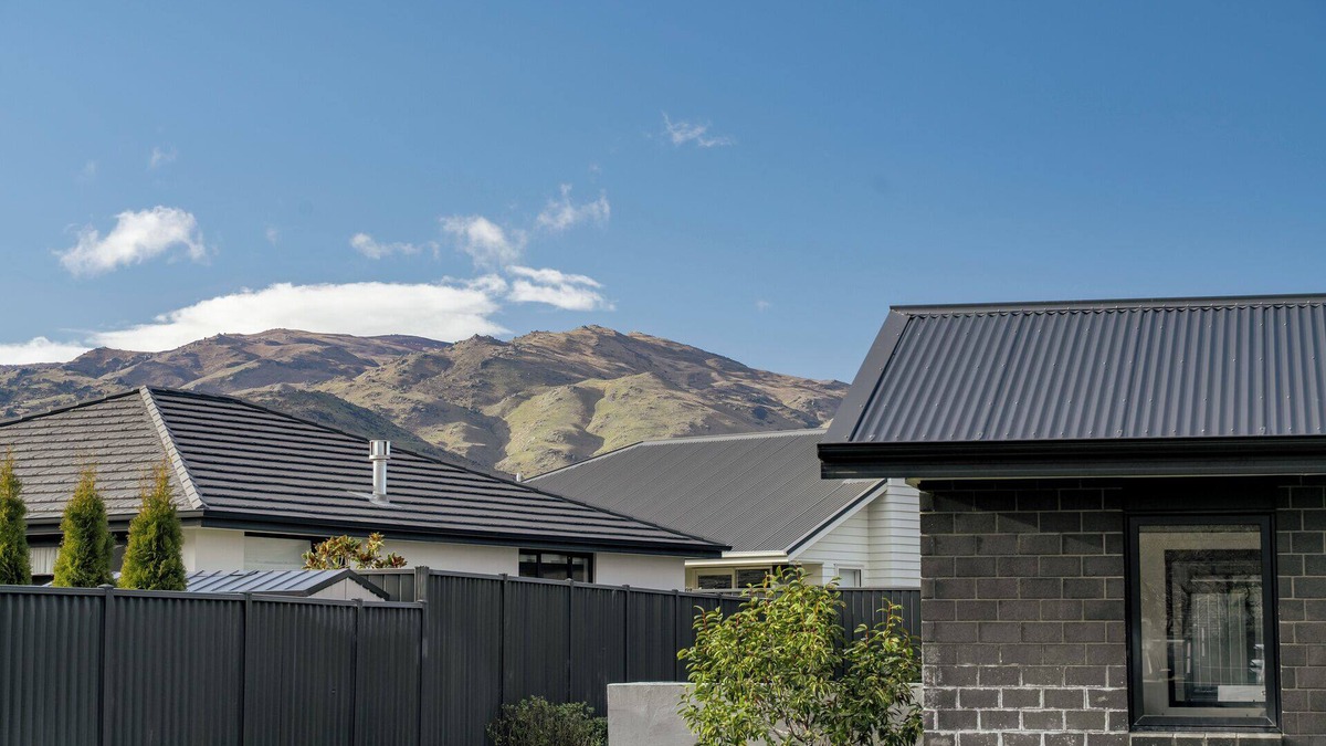 Lowburn House | Sunrise Hideaway - Cromwell Holiday Home