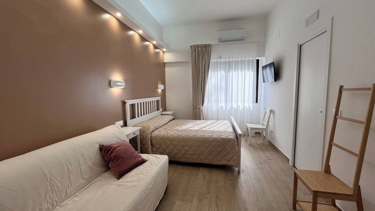 Laureana Cilento Bed & Breakfast | Sunrise in the Vineyard Bed and Breakfast - Oak