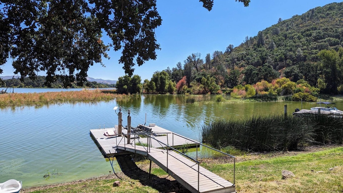 Clear Lake House | Sunrise Lake Escape - -Beautiful Lakefront with Dock Paddleboards and Kayaks!