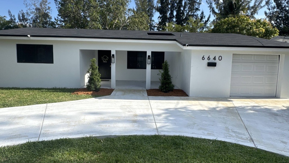 Sunrise House | Sunrise Oasis Our charming 3 Bedroom 2 Bathroom, beautiful Lakeview Getaway.