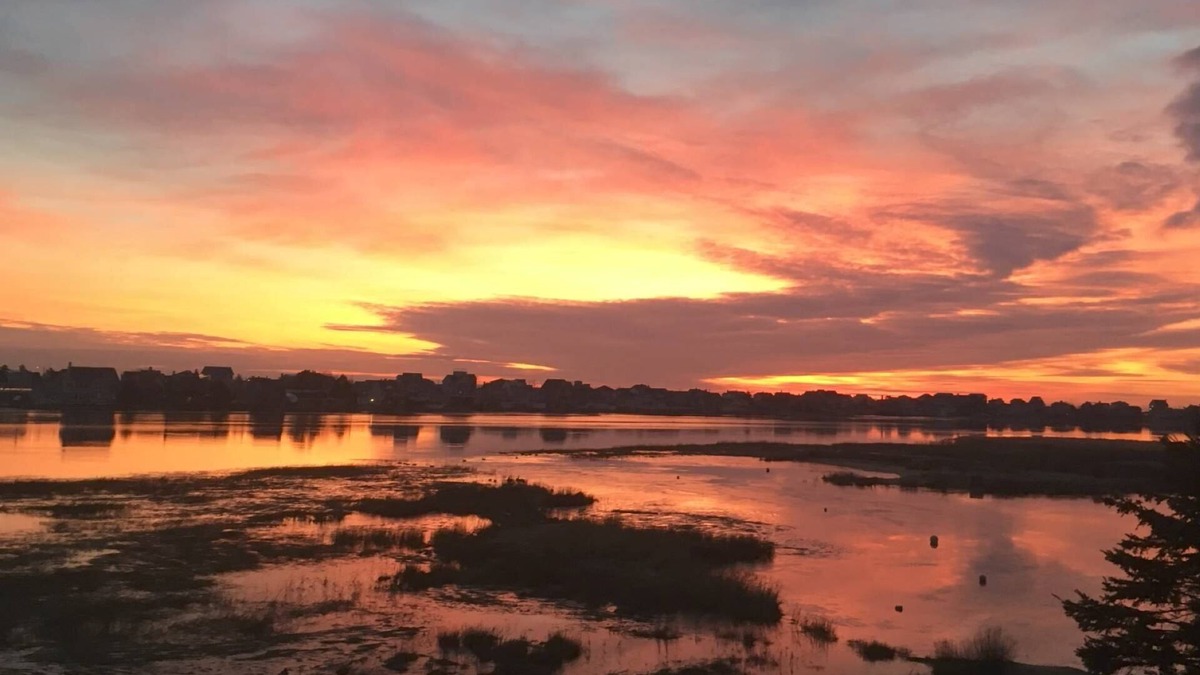 Newburyport House | Sunrise Paradise: 360degree sunset & sunrise views, roof deck, garden dining, grill, AC
