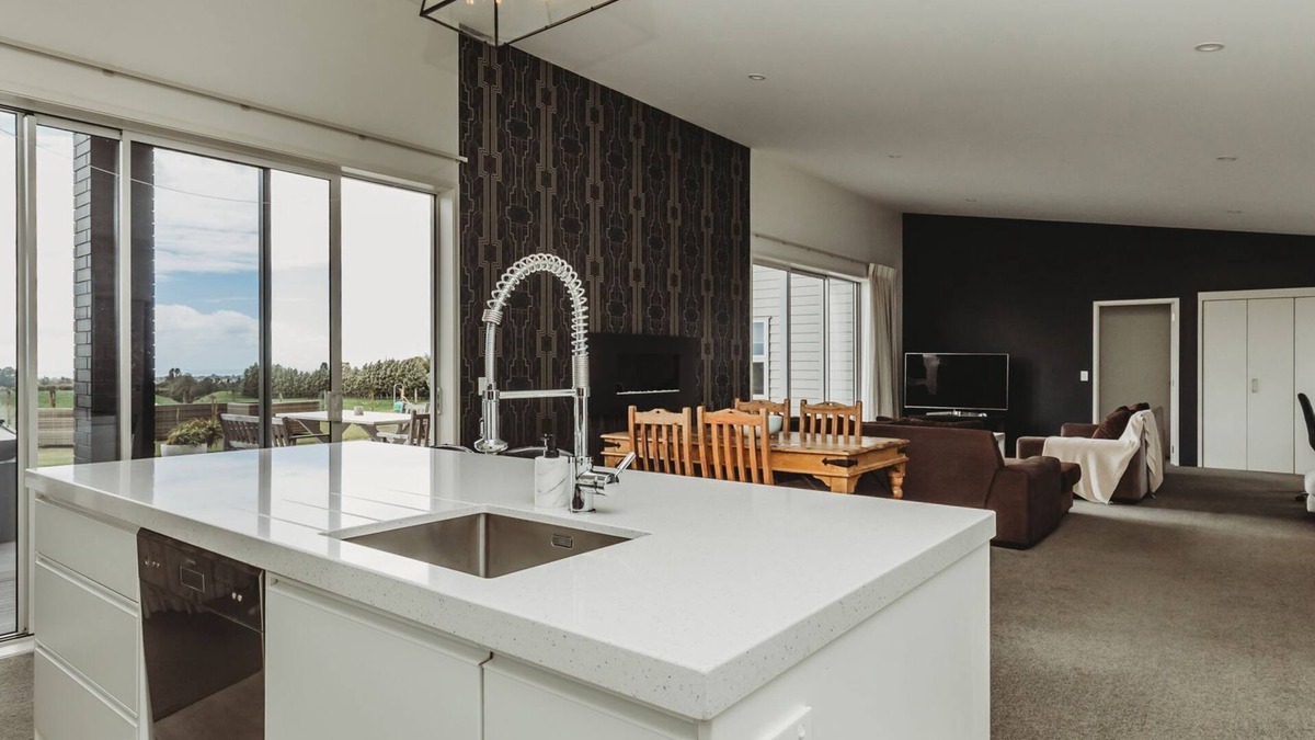 New Plymouth House | Sunrise Sanctuary Sleeps 10 Spa Pool