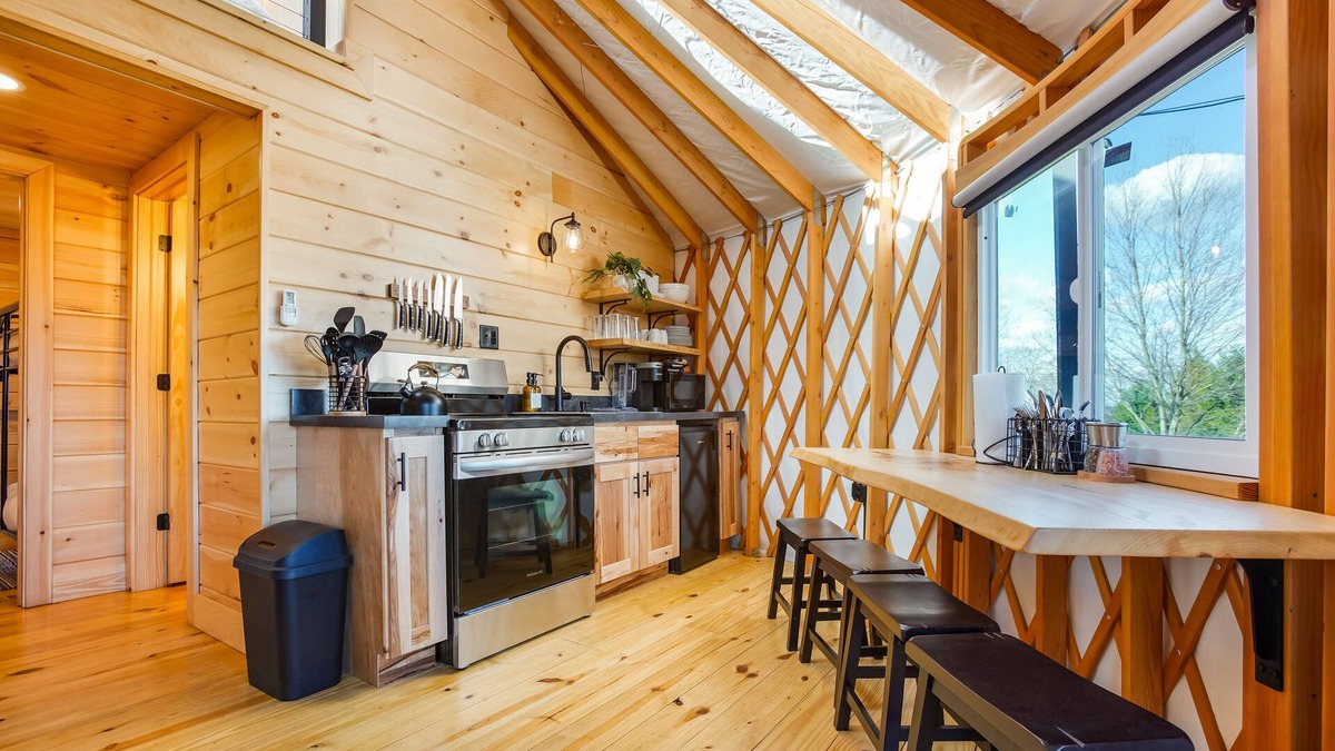 Knox Dale House | Sunrise Sanctuary YURT w/HOT TUB, Smart TV + VIEWS!