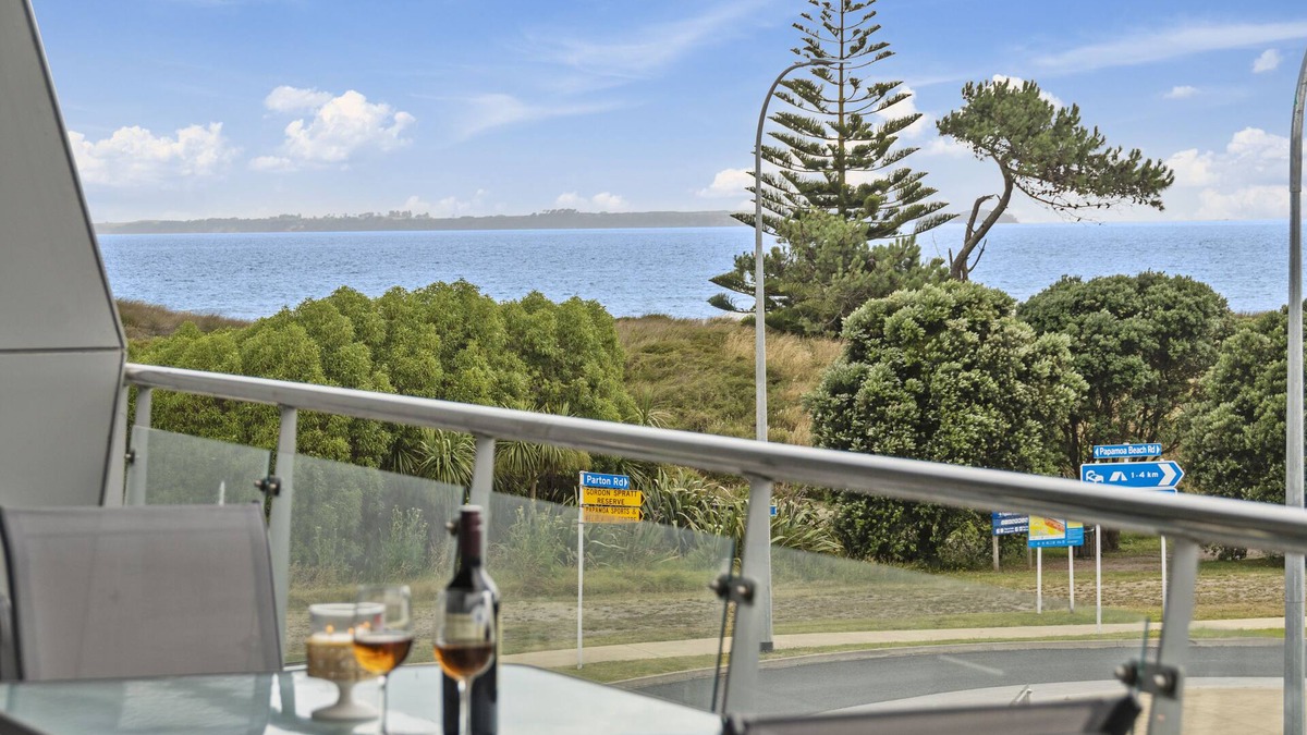 Papamoa Beach Cottage | Sunrise, Seaviews and BBQs-Papamoa Beach Apartment