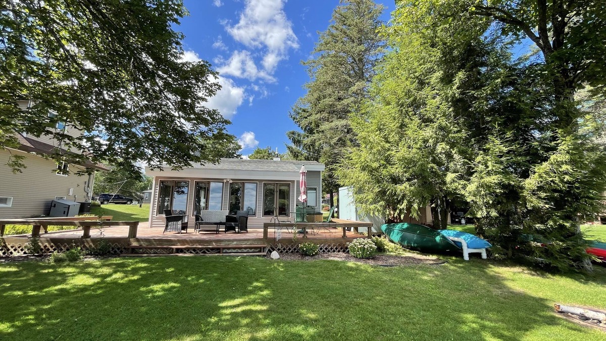 Cadillac Cottage | Sunrise Shores cottage on the beautiful Lake Mitchell