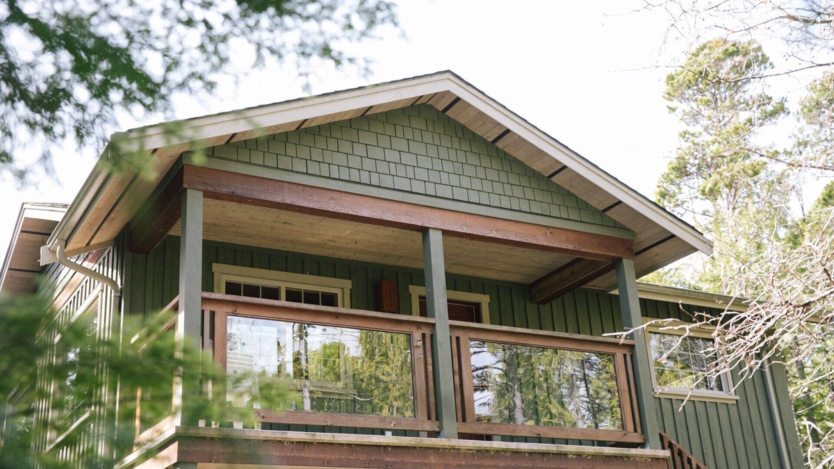 Tofino Apartment | Sunrise Suite - A cozy forest sanctuary. 3min walking distance to the beach!