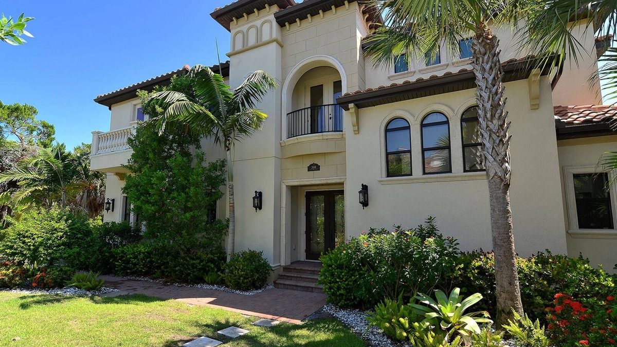Nokomis House | SUNRISE/SUNSET VIEWS ~ Casey Key Lux ~ 2 Masters & All Bdrm Suites, Pool + Beach