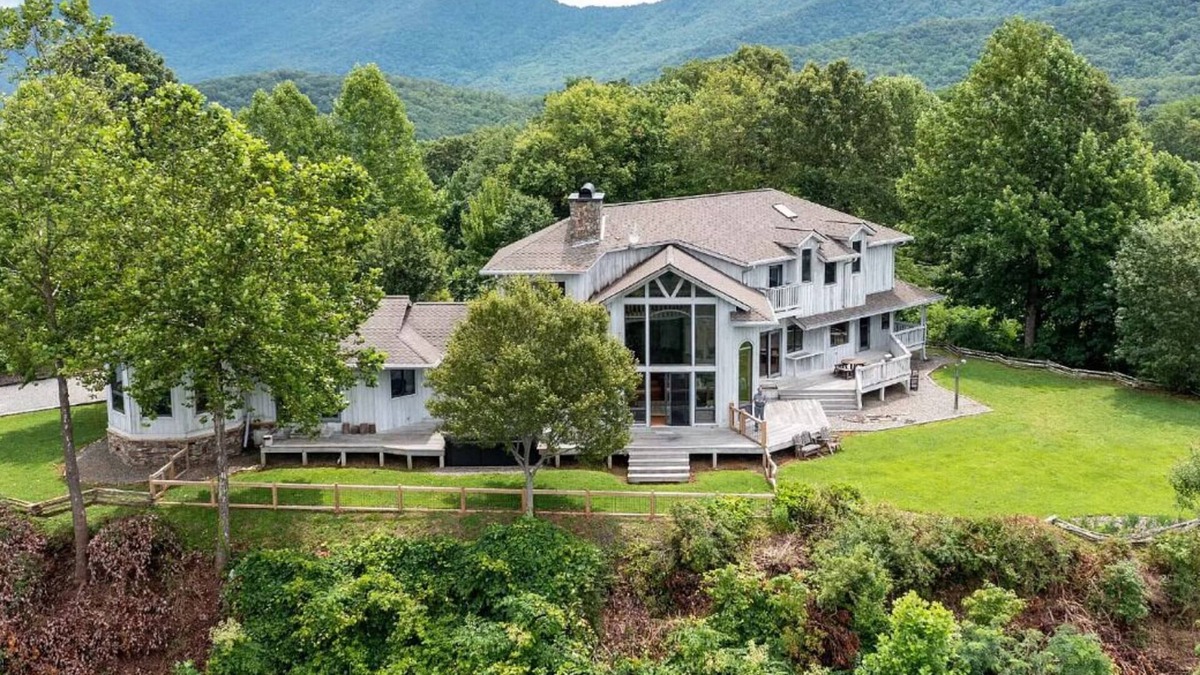 Hayesville House | Sunrise to Sunset - Luxury reatreat, stunning views, swim spa!