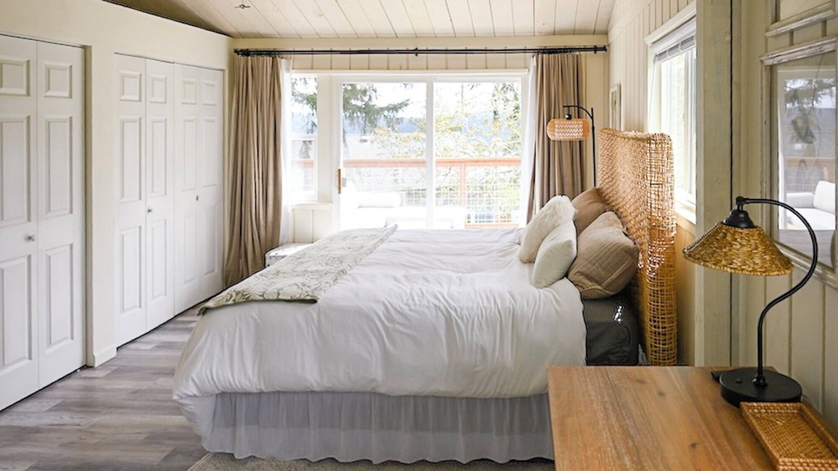 Freeland House | Sunrise Views with Holmes Harbor and Vineyard