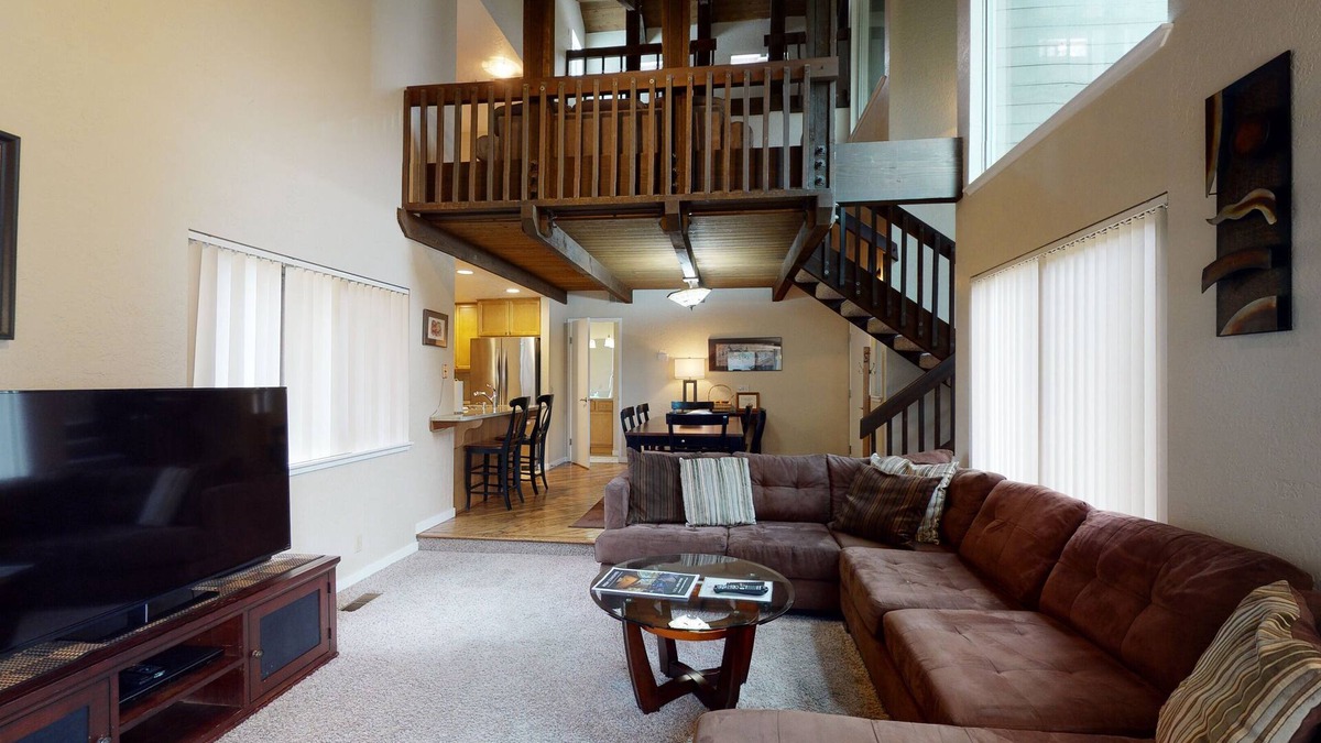 Tennis Village Condo | Sunriver Escape with Patio, A/C & Cozy Fireplace