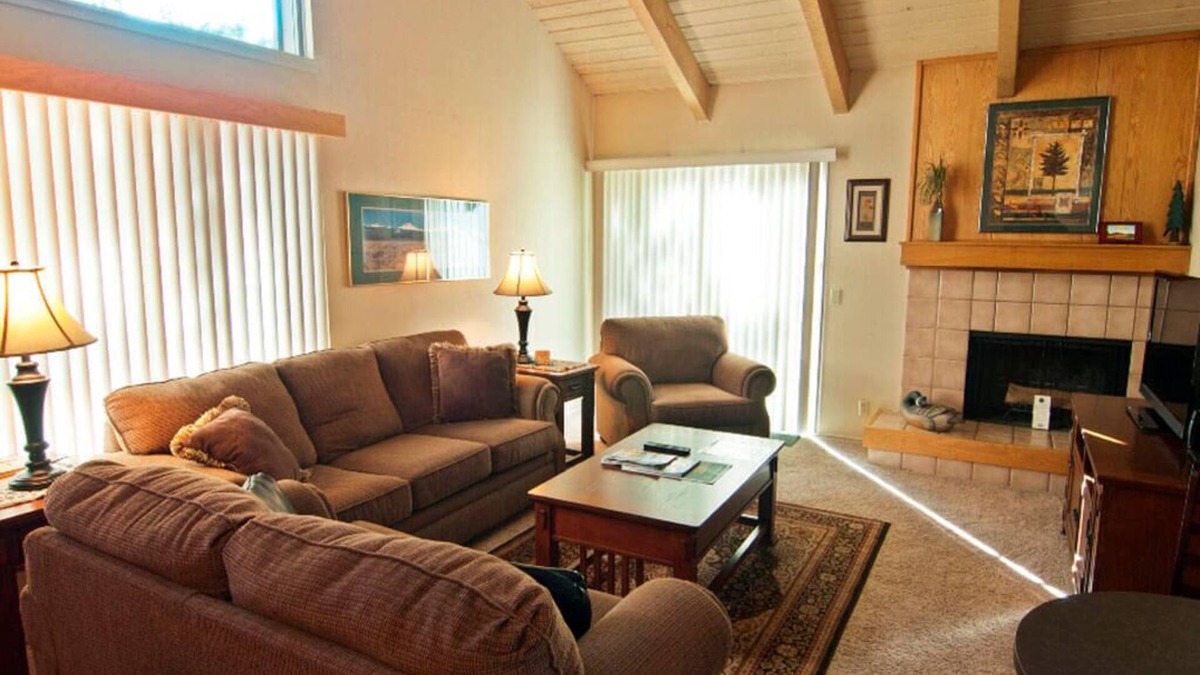 Tennis Village Condo | Sunriver Lodge with Vaulted Ceilings & Wood Fireplace