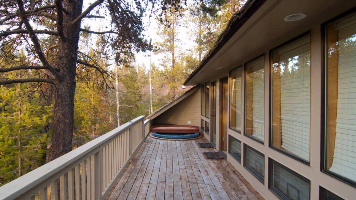 Overlook Park House | Sunriver Stay with A/C, Hot Tub & Family Layout