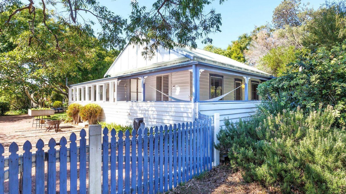 Tea Gardens Cottage | Sunroom Cottage - 40A Witt Street