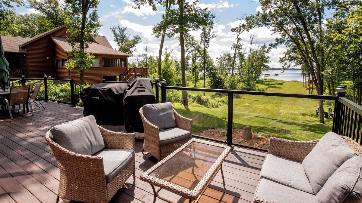 Brainerd House | Sunroom-Game room- Family Room- Kayaks, Games, Water Toys, Beach & Dock!