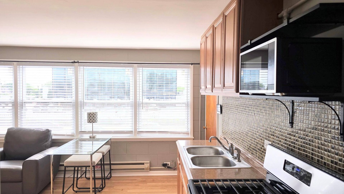 Evergreen Park Apartment | Suns & Roses Duplex