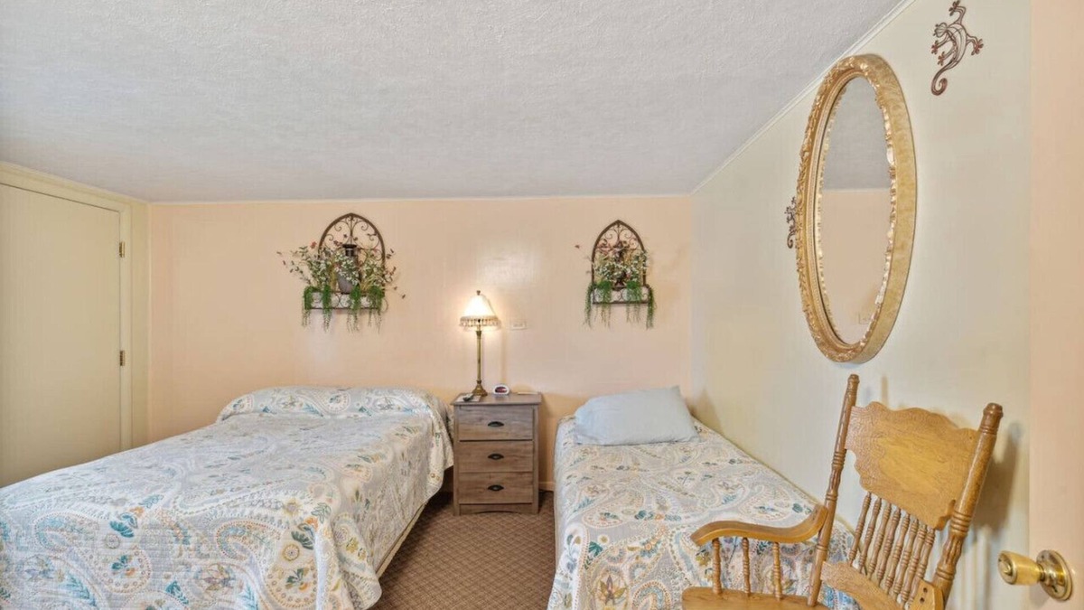 Hudson Hotel | Sunset Acres Motel - Room 5