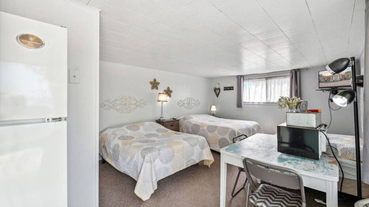Hudson Hotel | Sunset Acres Motel - Room 1
