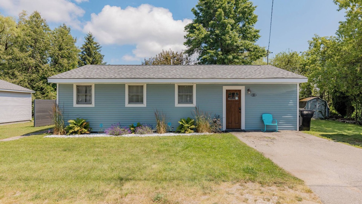 Beulah Cottage | Sunset Alley Cottage - Cozy 3-bedroom cottage with WiFi, AC in charming Beulah