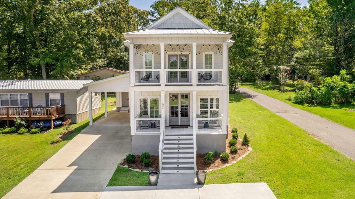 Eclectic House | Sunset at Shorline - New Modern Lake View Home