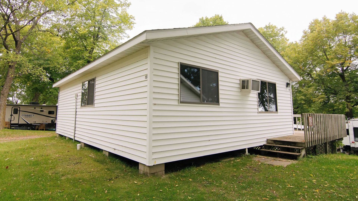 Richmond Cabin | Sunset Bay, a 3BR lakefront cabin situated on the Horseshoe Chain of Lakes