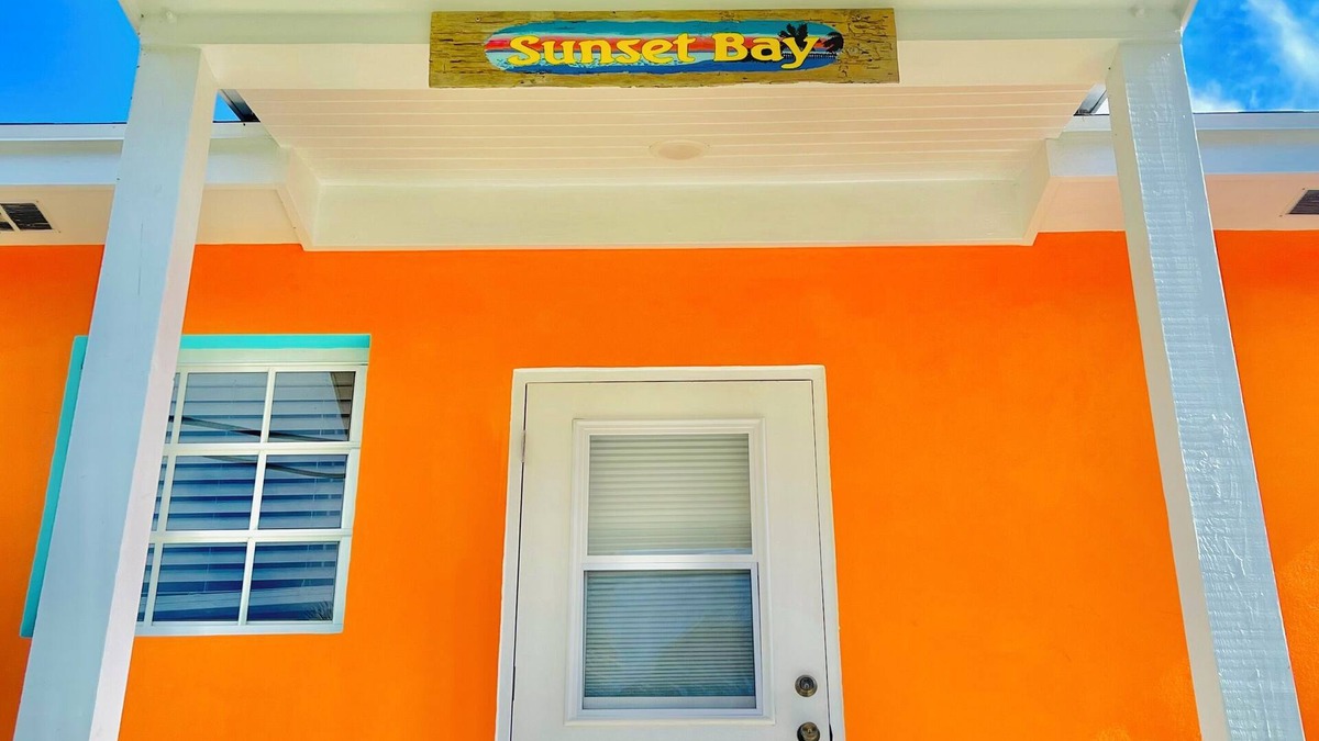Spanish Wells House | Sunset Bay - Charming 1-Bedroom House with Ocean/Canal Views