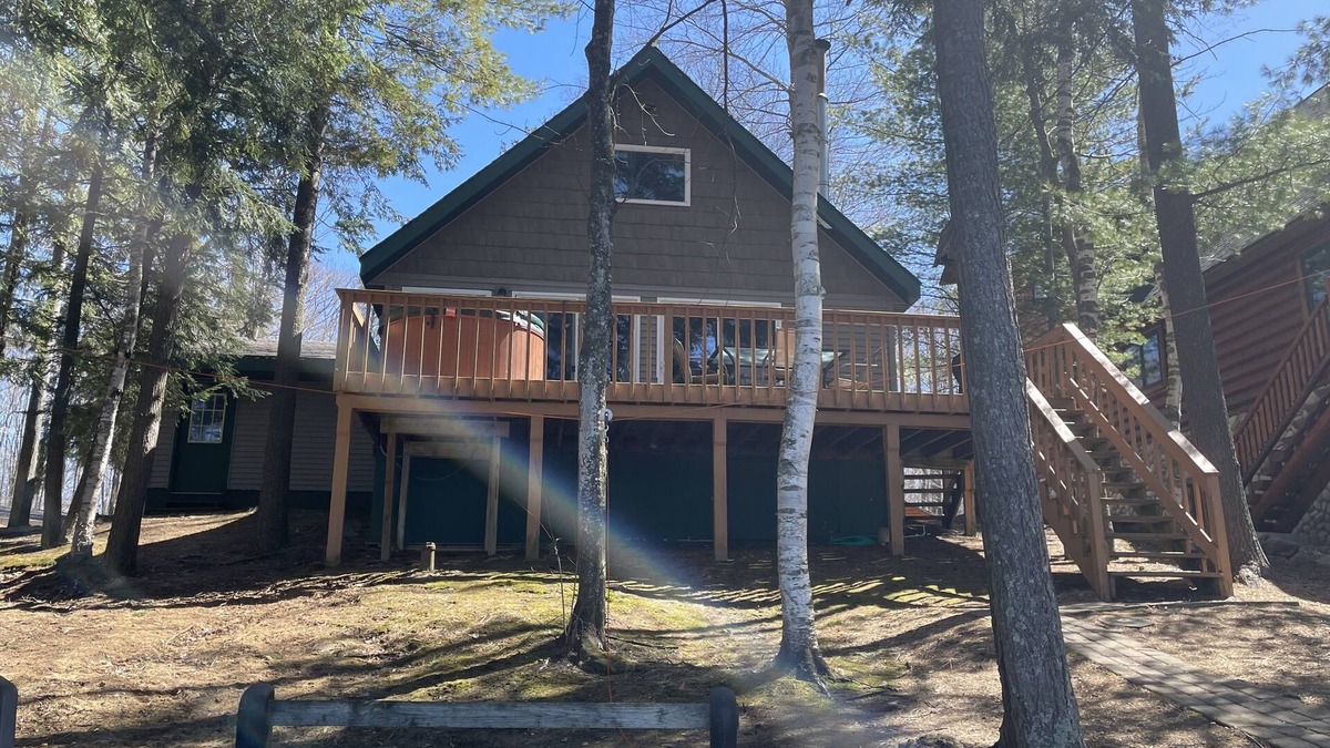 Lake Arrowhead Ski Chalet | Sunset Beach Chalet with Hot Tub & Fire Pit Near Hiking, Skiing & Snowmobiling