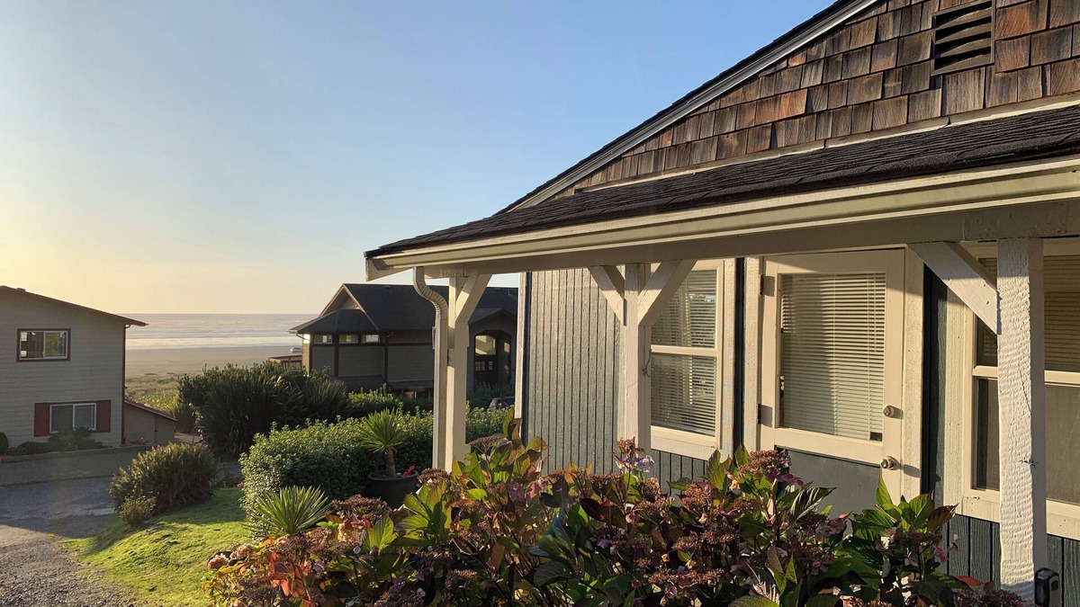 Moclips Cottage | Sunset Beach Cottage, charming, clean & comfortable with ocean-view