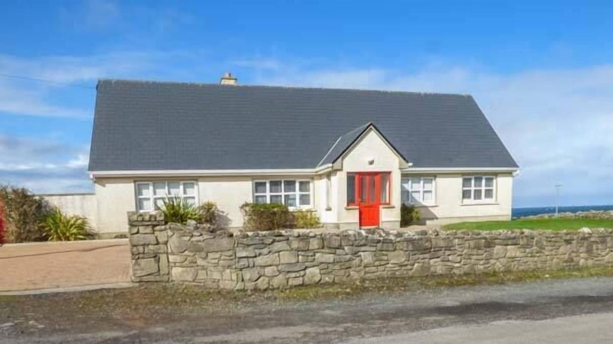 Ballina Cottage | SUNSET BEACH COTTAGE, family friendly in Enniscrone County Sligo