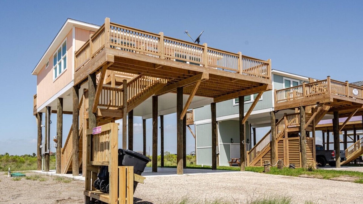 Gilchrist House | Sunset Bellini - Hot Tub and Golf Cart!