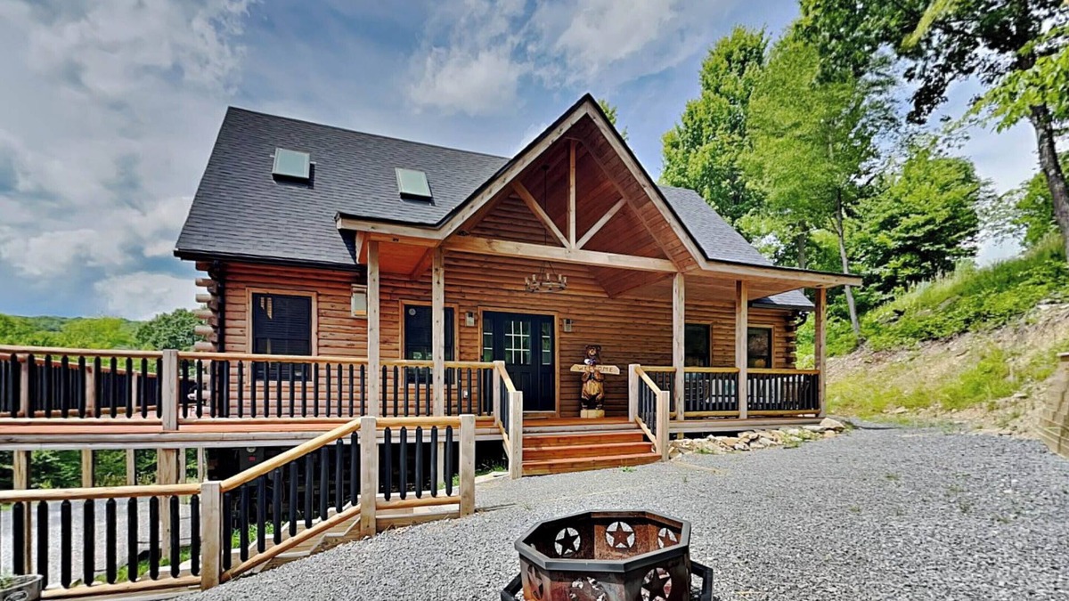 McHenry House | Sunset Bluff | Ski In/Ski Out + Interior Upgrades & Hot Tub!