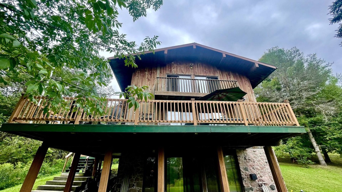 Salamanca House | Sunset Cedar Chalet: Getaway in Ellicotville