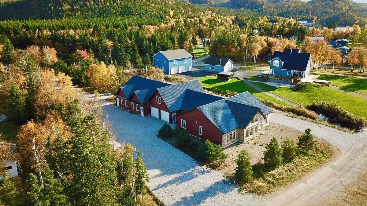 Terra Nova Ski Chalet | Sunset Chalet #4 Super 4 Bedroom, Sleeps 8 Two Full Bathroom Kitchen-Living area