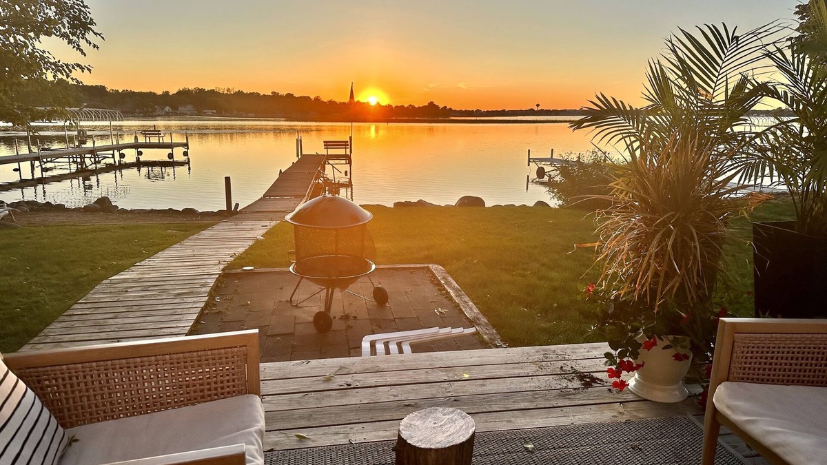 Forest Lake Cottage | Sunset Circle West facing waterfront Cottage