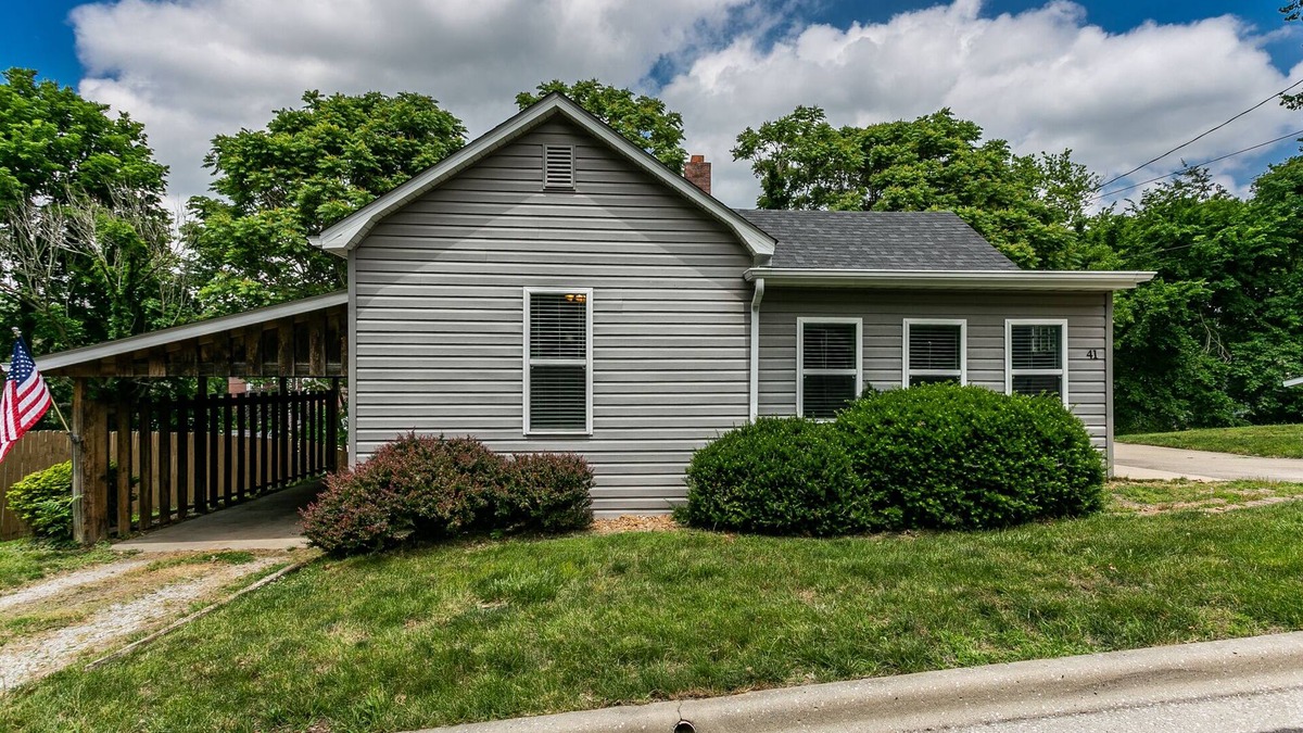 Glen Carbon Cottage | Sunset Cottage - Entire home downtown Glen Carbon