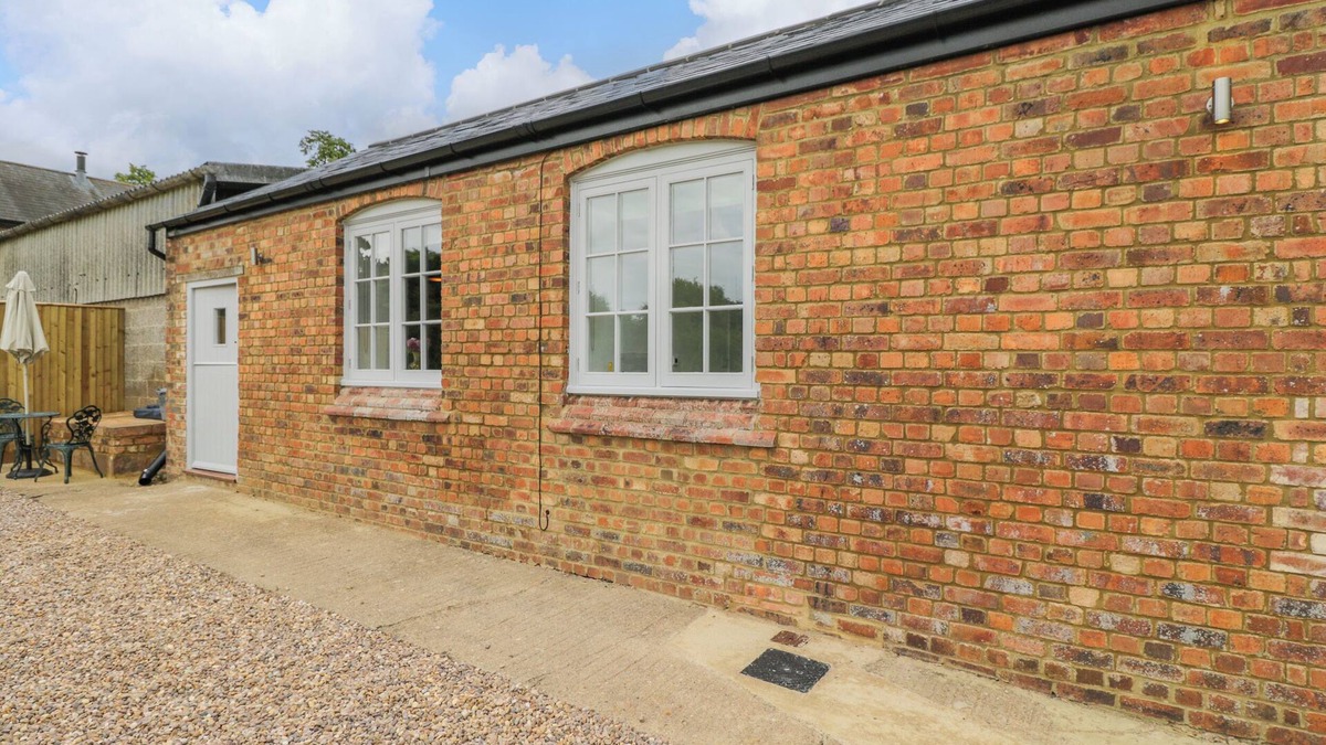 Towcester Cottage | SUNSET COTTAGE, pet friendly, with a garden in Tiffield