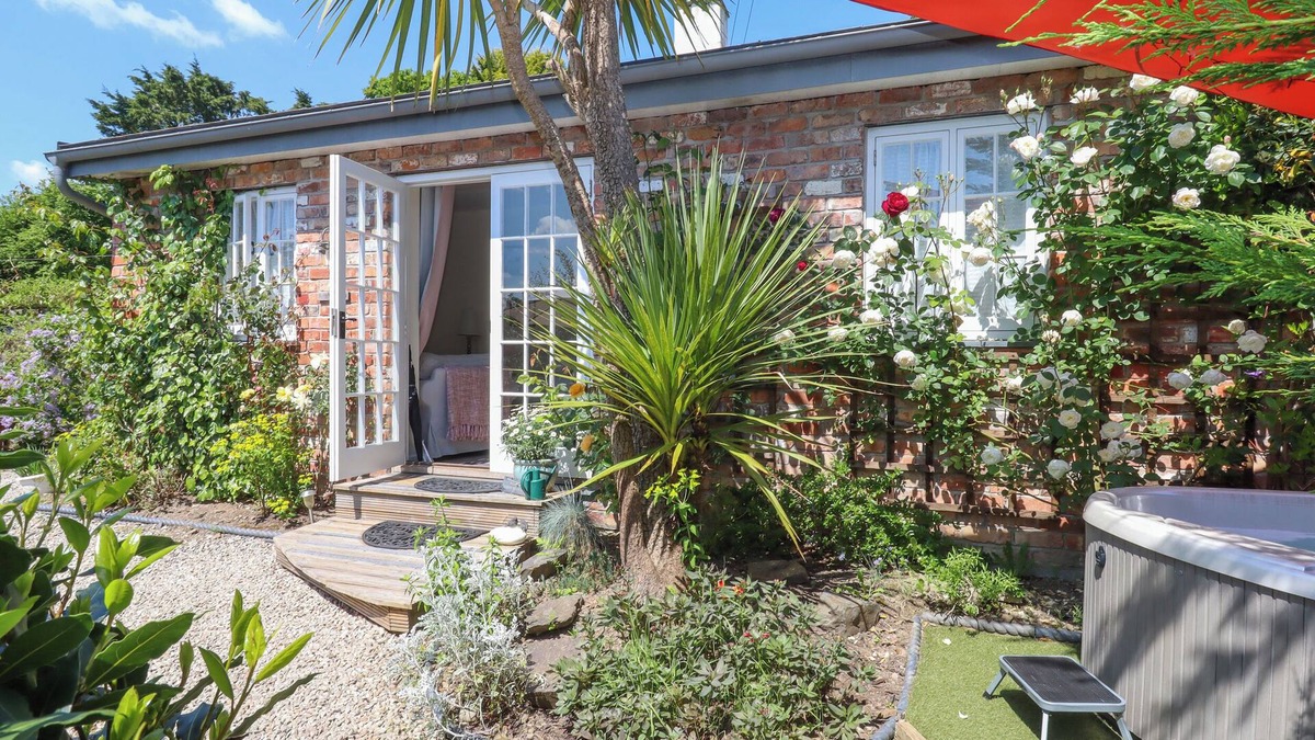 Swimbridge Cottage | SUNSET COTTAGE, romantic, with hot tub in Barnstaple