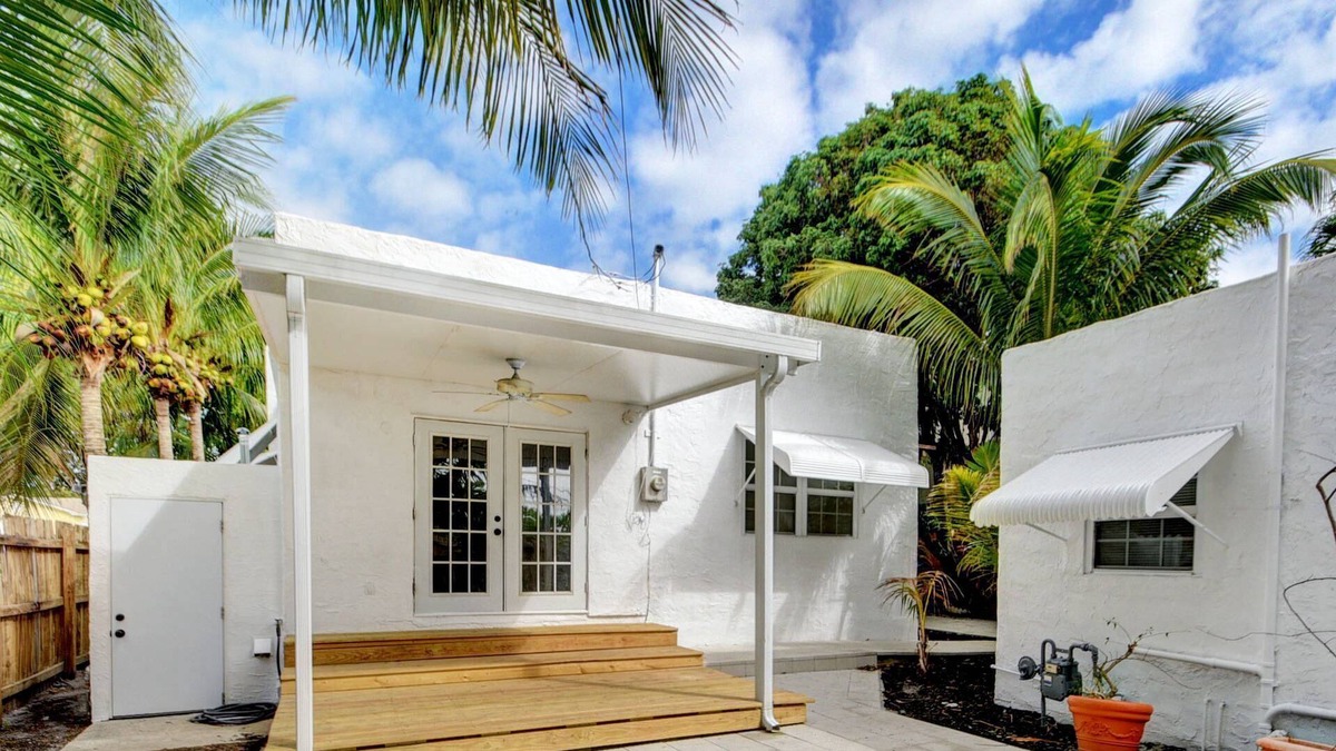 Palm Beach - West Palm Beach Cabin | Sunset Cottage West Palm Beach/Close to Downtown/ Shops/ Pet Friendly