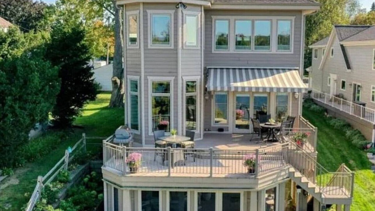 Okauchee Apartment | Sunset Cove Lake Home: Spacious 4BR/4 BA & Hot Tub