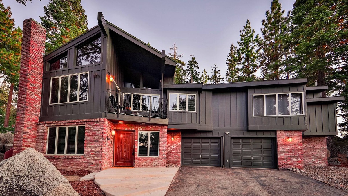 Lincoln Park House | Sunset Cove – Stunning Tahoe Retreat for 8, Short Walk to Lakeshore!