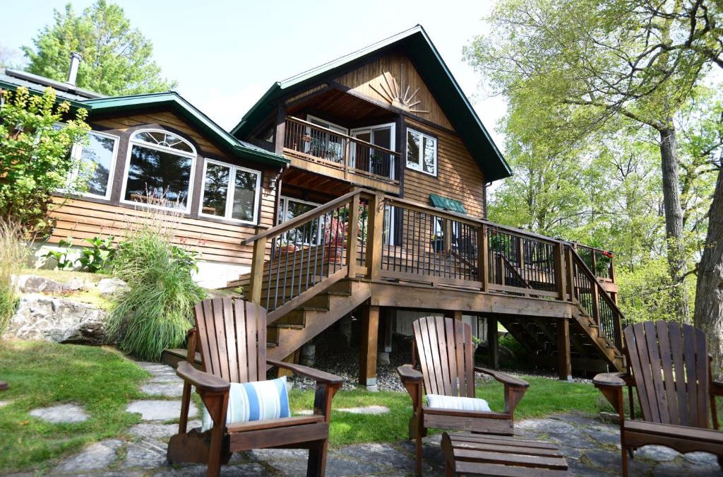 Frontenac House | Sunset Cove Waterfront nature retreat with bunkie