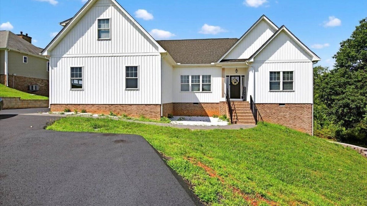 Orange House | Sunset Cove Waterfront, Sleeps 14, Open concept