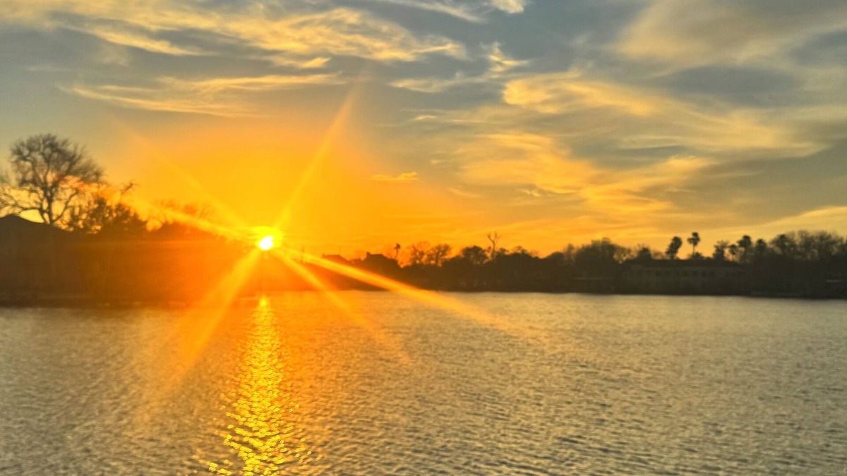 Missouri City House | Sunset Dreams: Pool, Hot Tub, Fire Pit, BBQ & Private Dock in Wildlife Haven